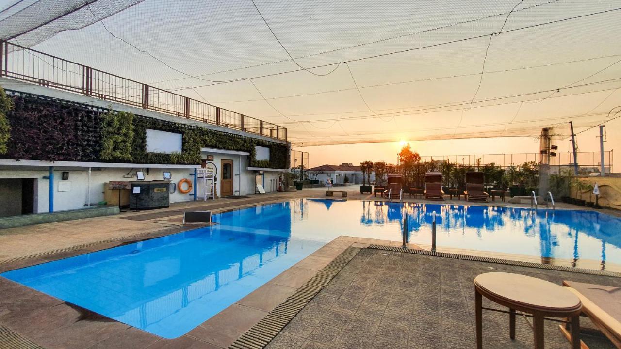 فندق ذا أوركيد مومباي المظهر الخارجي الصورة The pool at the hotel
