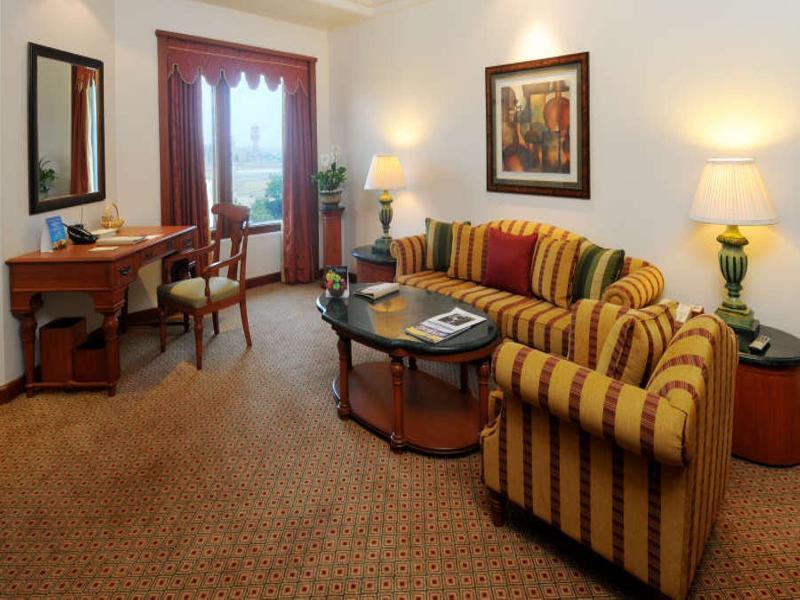 فندق ذا أوركيد مومباي المظهر الخارجي الصورة A living room in a suite at the Taj Bengal