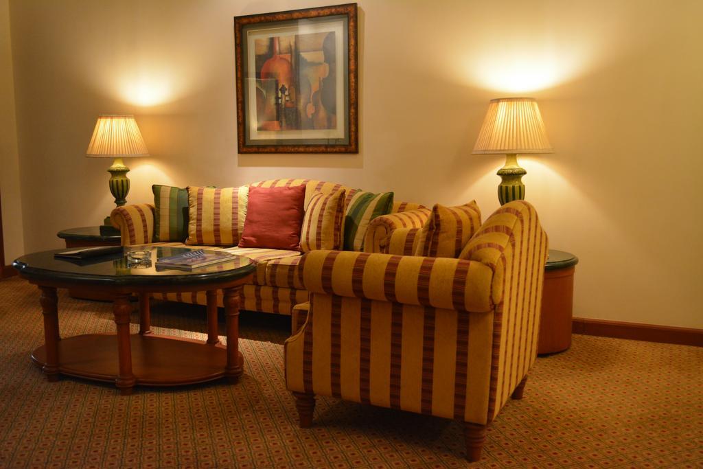 فندق ذا أوركيد مومباي المظهر الخارجي الصورة A living room with a sofa