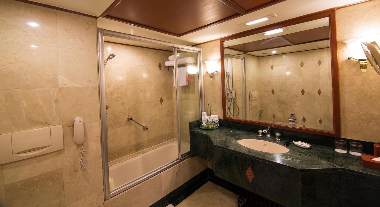 فندق ذا أوركيد مومباي المظهر الخارجي الصورة A shower enclosure with a sliding door